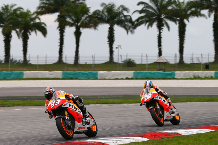 Dani Pedrosa (26) hinter Marc Márquez