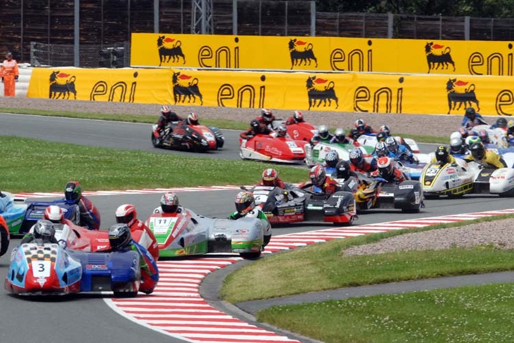 Der Start der Seitenwagen auf dem Sachsenring 2009