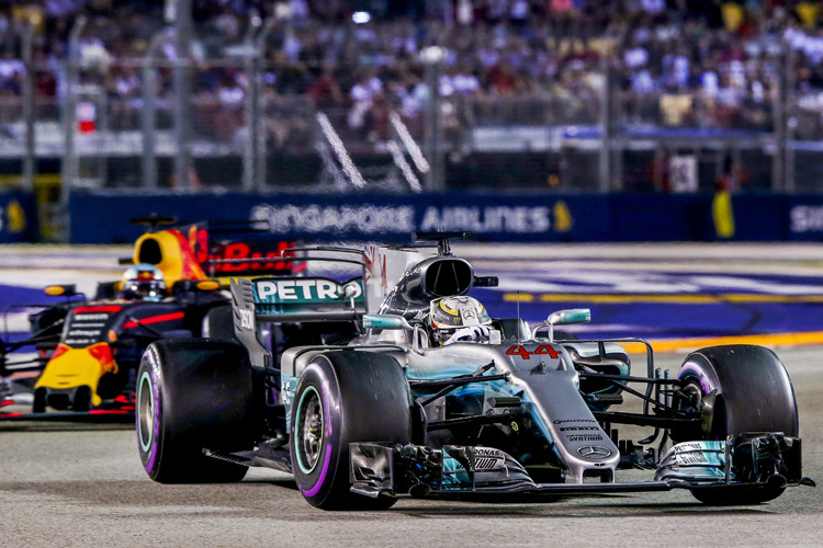 Daniel Ricciardo kämpfte am Heck von Lewis Hamilton mit Getriebeproblemen