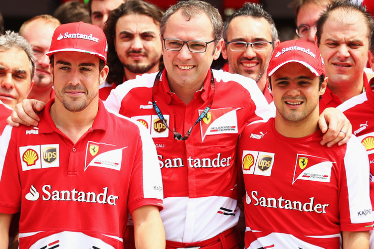 Ferrari-Teamchef Stefano Domenicali mit Alonso (links) und Massa