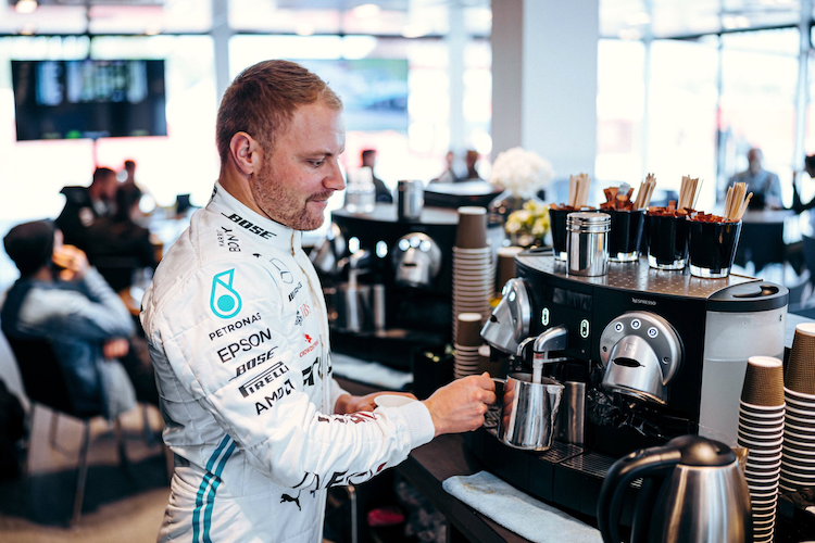 Valtteri Bottas kann sich ganz gelassen ein Käffchen zubereiten