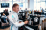 Valtteri Bottas kann sich ganz gelassen ein Käffchen zubereiten