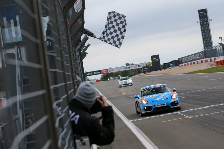 Gehen als Tabellenführer ins VLN-Finale: Fischer, Konnerth und Zils im Porsche Cayman