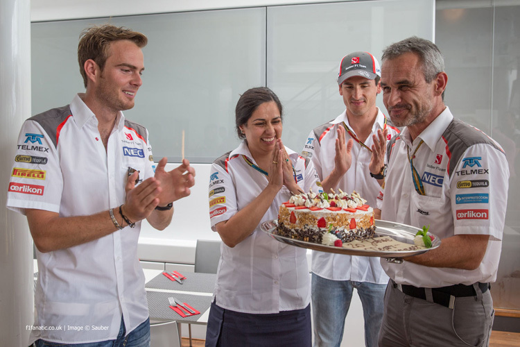 Da war noch alles in Ordnung: Van der Garde, Kaltenborn und Adrian Sutil bei einer kleinen Feier für Team-Manager Beat Zehnder