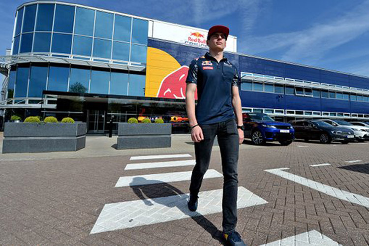 Max Verstappen weilt schon im Red Bull Racing-Werk in Milton Keynes 