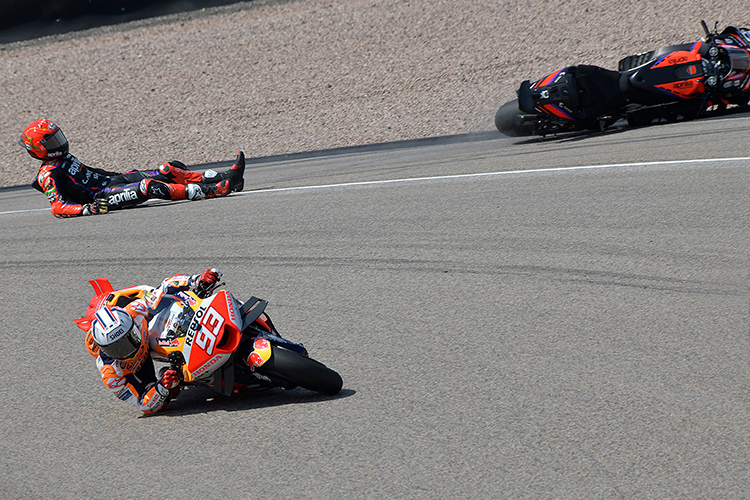 Crash im Sprint: Viñales rutscht dahin, innen ist Marc Márquez zu sehen