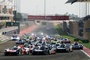 WEC-Hypercars: Der Toyota GR010 Hybrid (li.) und der Peugeot 9X8 beim Start in Bahrain
