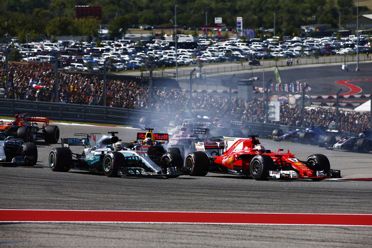 Beim Start hatte noch Sebastian Vettel die Nase vorn