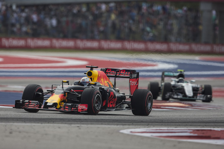 Das erhofft sich Lewis Hamilton: Daniel Ricciardo vor Nico Rosberg