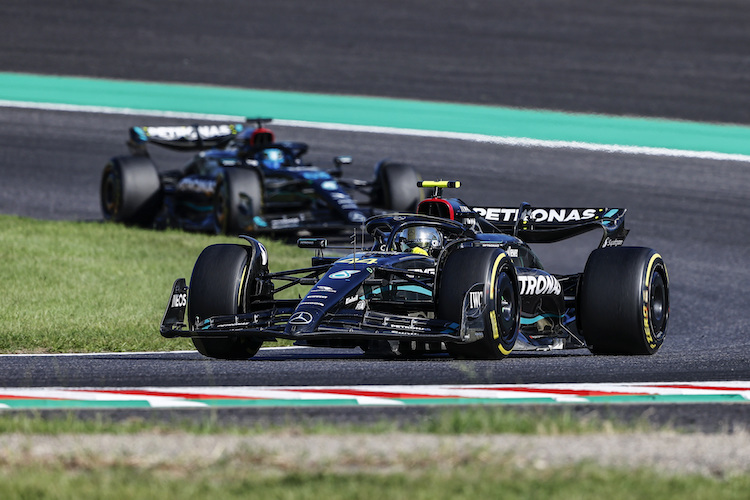 Lewis Hamilton vor George Russell in Suzuka