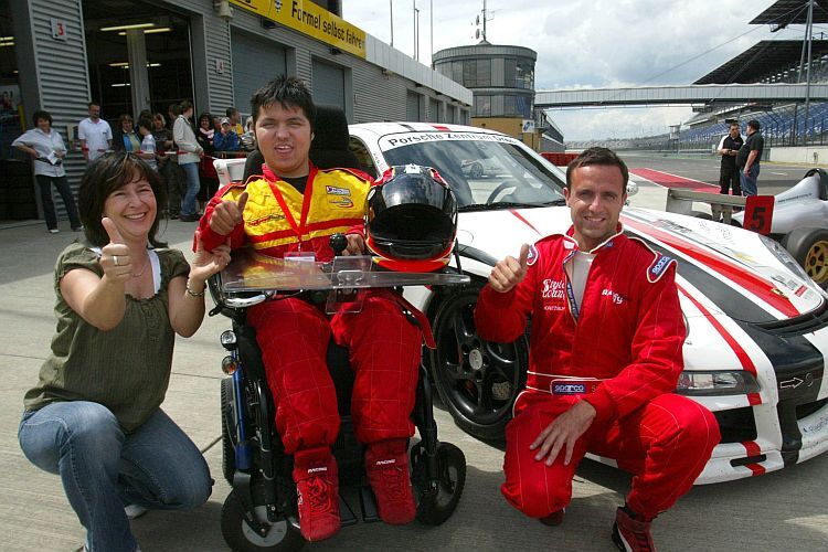 Kevin Günther-Singh mit Physiotherapeutin Jeanette Völker und Rennfahrer Steve Mizera.
