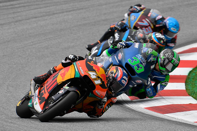 Brad Binder im Rennen vor Bastianini (33) und Alex Márquez