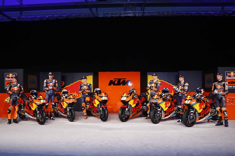 Die drei Red Bull KTM-Teams: Antonelli, Bendsneyder (Moto3), Espargaró und Smith, daneben die Moto2-Fahrer Oliveira und Binder 