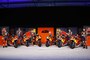 Die drei Red Bull KTM-Teams: Antonelli, Bendsneyder (Moto3), Espargaró und Smith, daneben die Moto2-Fahrer Oliveira und Binder