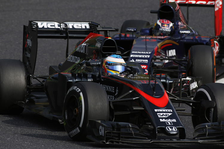 Fernando Alonso vor Max Verstappen