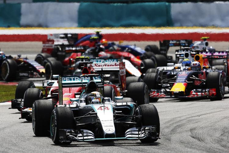 Da war die Welt von Lewis Hamilton noch in Ordnung: der Mercedes-Star führt