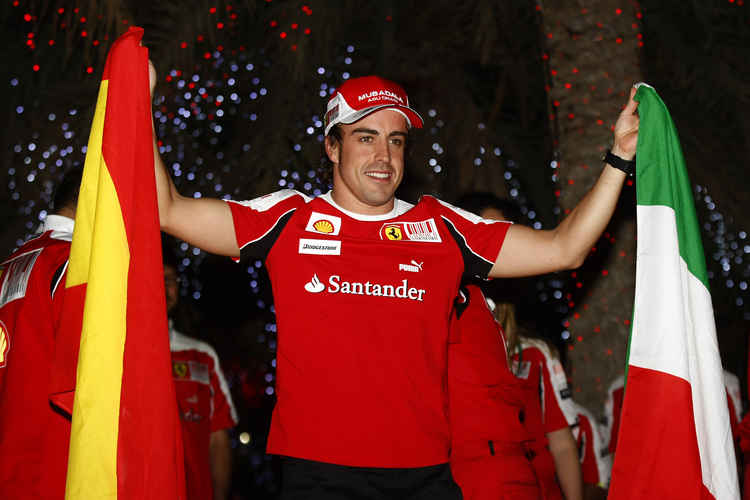 Fernando hebt die Flagge hoch für Italien und Spanien