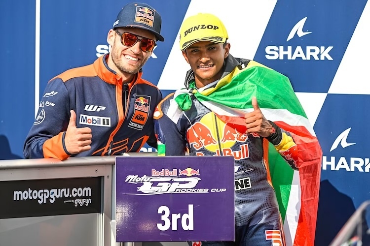 Aufsteiger Ruche Moodley mit Idol und Landsmann Brad Binder