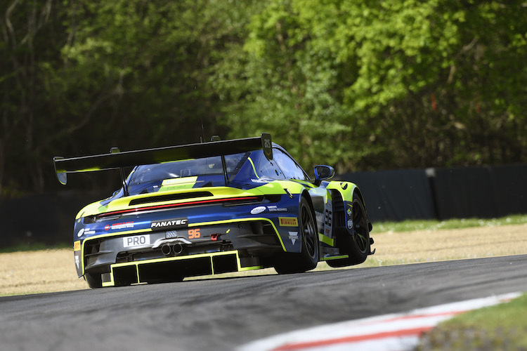 Hoch das Bein: Der Porsche 911 GT3 R in Brands Hatch