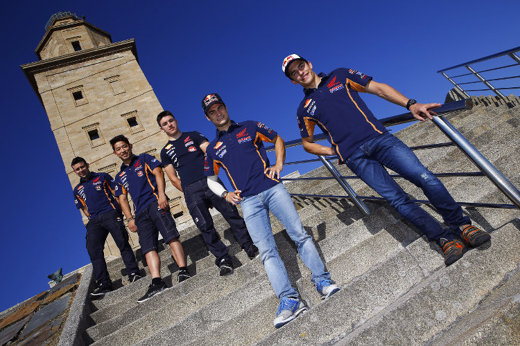 Die MotoGP- und Trial-Stars vor dem römischen Leuchtturm in A Coruña