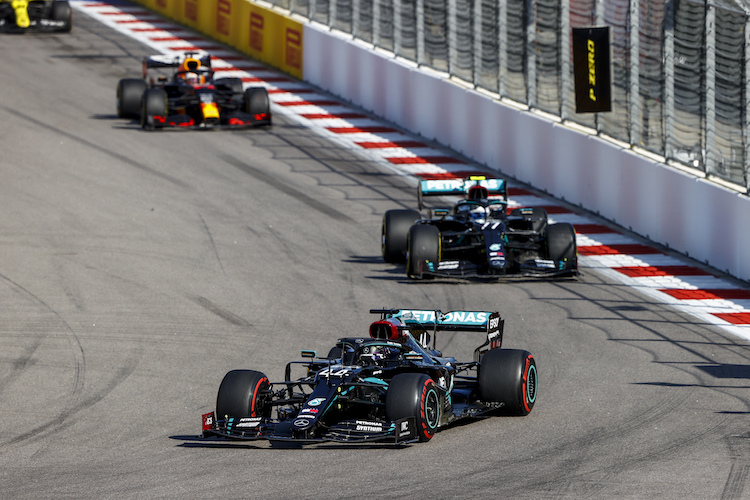 Lewis Hamilton vor Valtteri Bottas und Max Verstappen