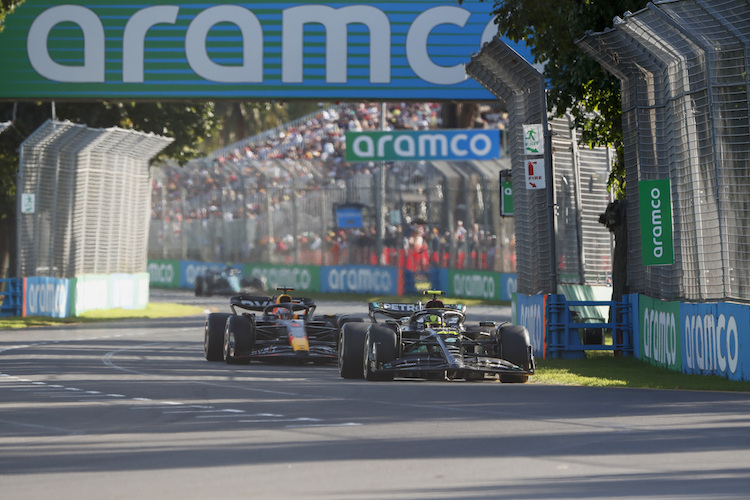 Lewis Hamilton vor Max Verstappen