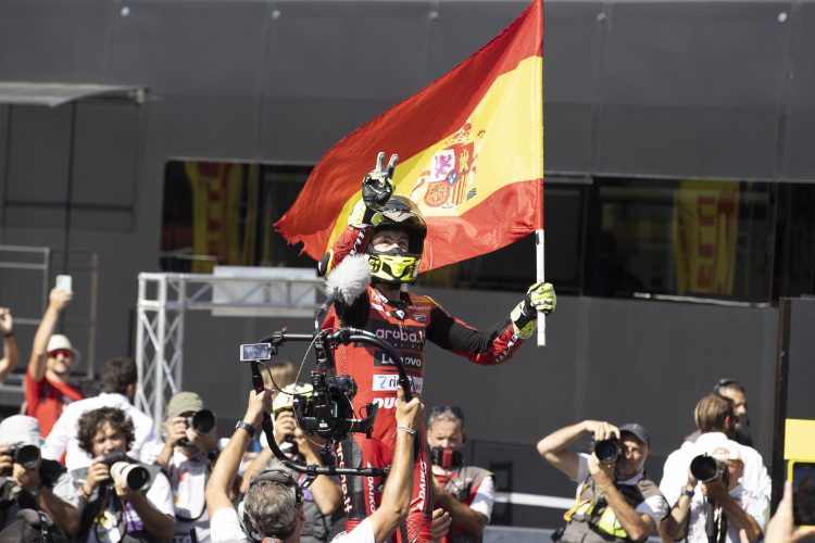 Alvaro Bautista ist zum dritten Mal Weltmeister, zum zweiten Mal bei den Superbikes
