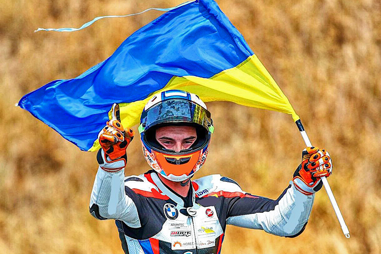 Ilya Mikhalchik mit der ukrainischen Flagge