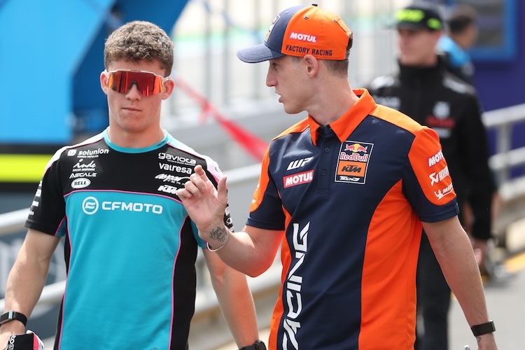 KTM-Pilot Pol Espargaro besichtigte die Strecke mit Moto2-Ass Dani Holgado (li.)