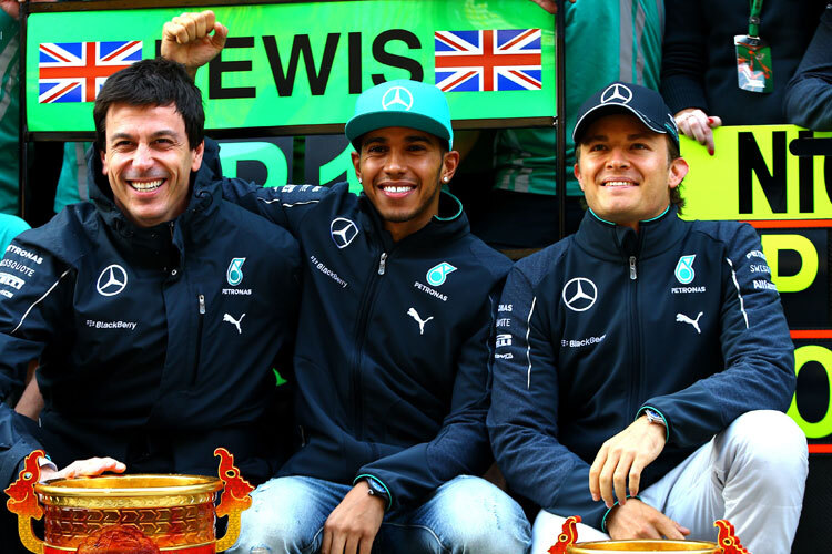 Toto Wolff mit seinen beiden Stars Lewis Hamilton und Nico Rosberg