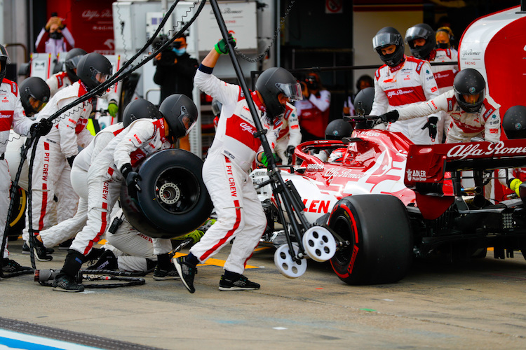 Reifenwechsel am Wagen von Kimi Räikkönen auf dem Nürburgring