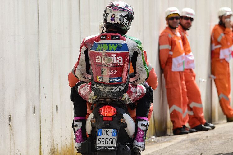 Aleix Espargaró nach seinem Sturz im FP2