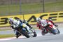 Verkehrte Welt: Private Honda vor dem Werksmotorrad
