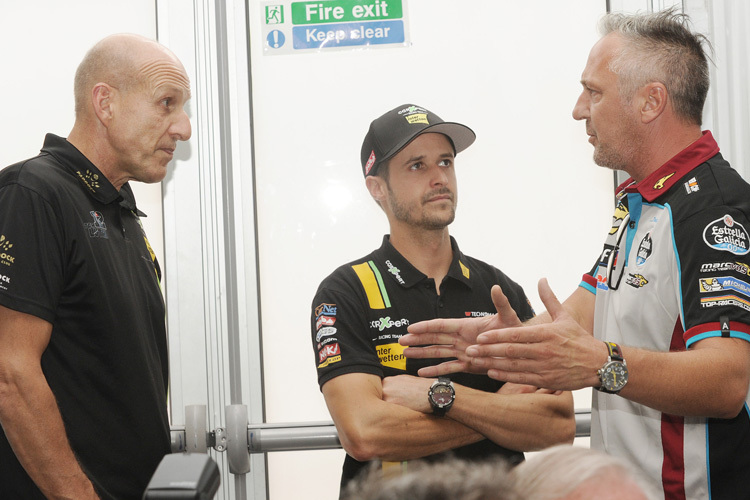 In Silverstone: Lüthi-Manager Dani Epp, Tom Lüthi und Marc-VDS-Teamchef Bartholemy