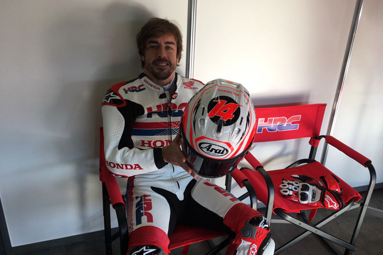 Fernando Alonso präsentiert seinen Motorrad-Helm