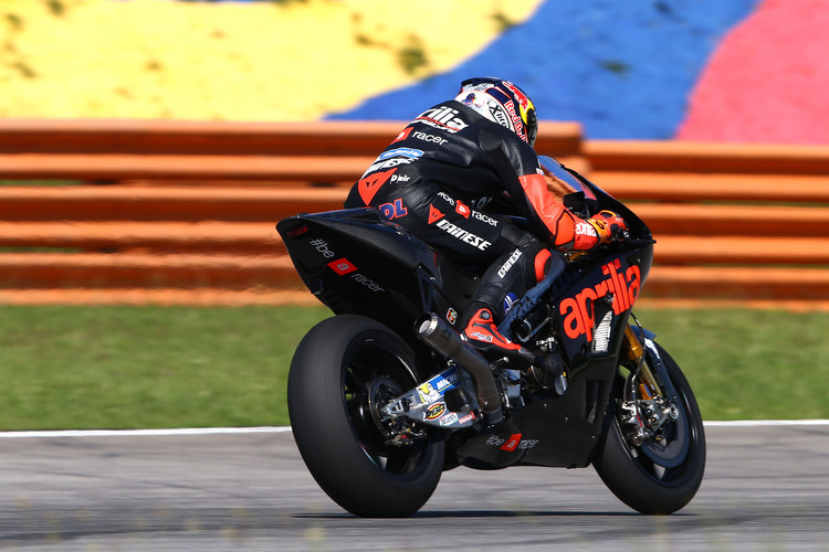 Stefan Bradl auf der 2015-Aprilia beim Sepang-Test