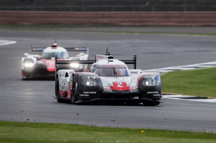 Porsche 919 Hybrid (vorne) und Toyota TS050 Hybrid kämpfen in Silverstone um den Sieg