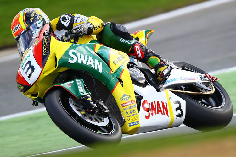 Stuart Easton gewann den ersten Lauf in Oulton Park