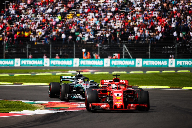 Sebastian Vettel vor Lewis Hamilton