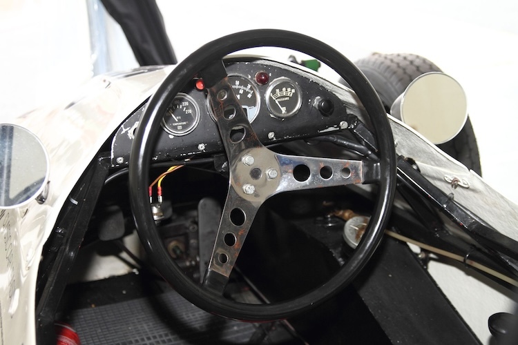 Ohne jeden Komfort: Blick ins Cockpit eines Formel V-Rennwagens