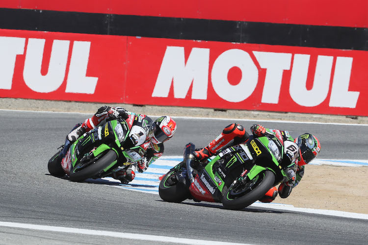 Tom Sykes (66) vor Jonathan Rea