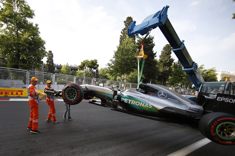 Lewis Hamiltons Mercedes 2016 am Haken in Baku
