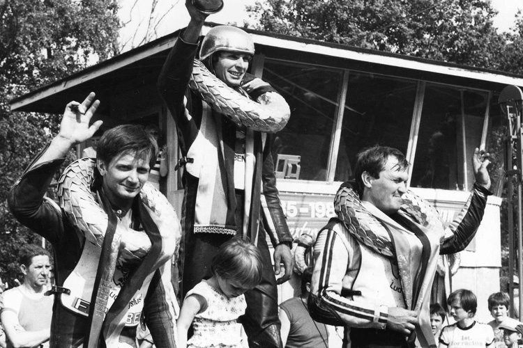 Dietmar Lieschke mit seinem Goldhelm 1985 auf dem Teterower Bergring, links Thomas Fröbel, rechts Lutz Lamberts