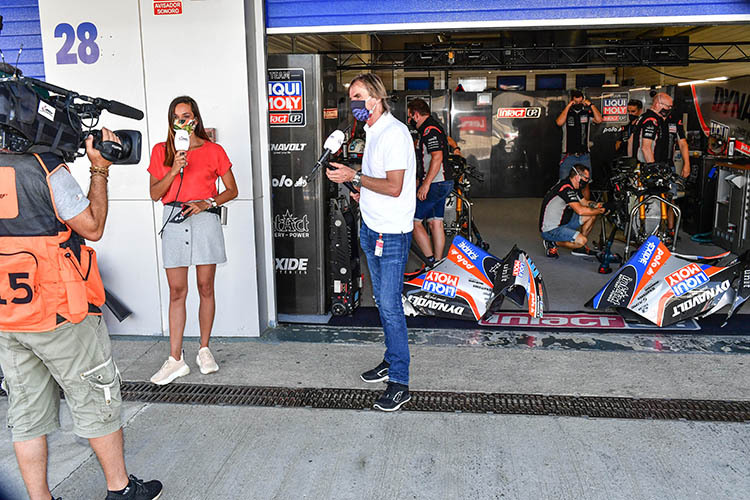 Jerez-GP 2020: Gustl Auinger mit Andrea Schlager vor der Intact-Box