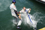 Get the party started – Sébastien Ogier (links) und Jari-Matti Latvala auf dem Weg in den Hafen von Alghero