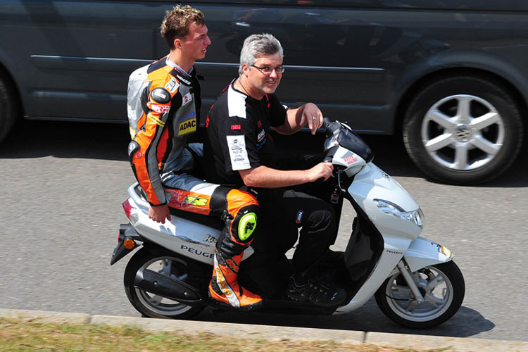 Auf dem Roller statt auf der Kalex-KTM: Jochen Kiefer fährt Toni Finsterbusch zur Kontrolle in die Clinica Mobile