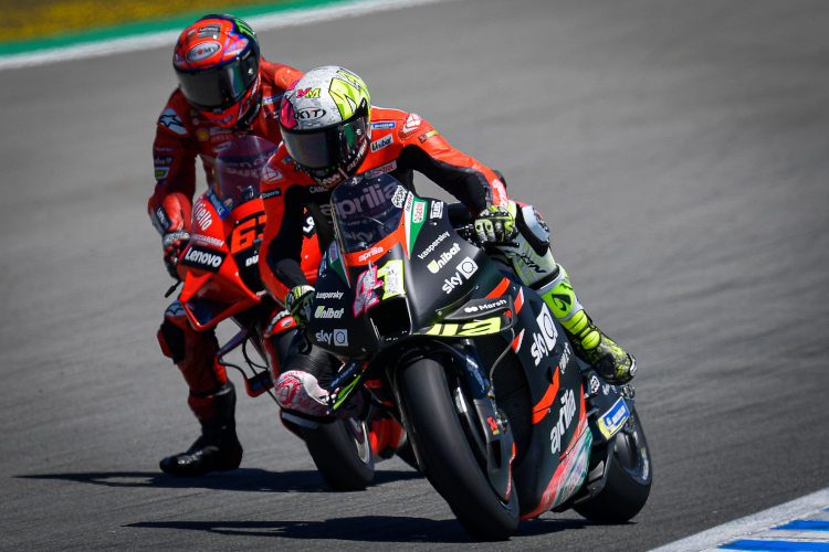 Aprilia-Ass Aleix Espargaró vor WM-Leader Pecco Bagnaia (Ducati)