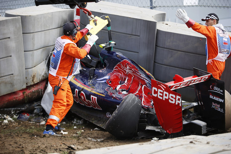 Der zerstörte Wagen von Carlos Sainz wird abtransportiert