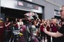 Sam Lowes wurde von seinem Team gefeiert