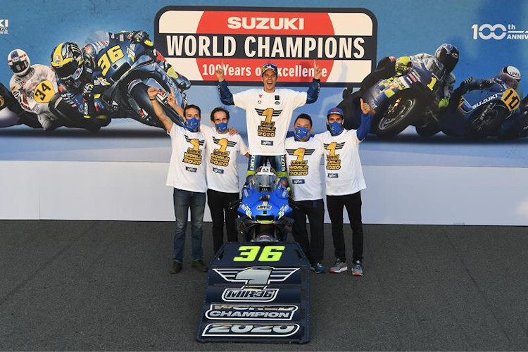 Sylvain Guintoli, Davide Brivio, Joan Mir, Technical Manager Ken Kawauchi und Alex Rins (v.l.n.r.) 